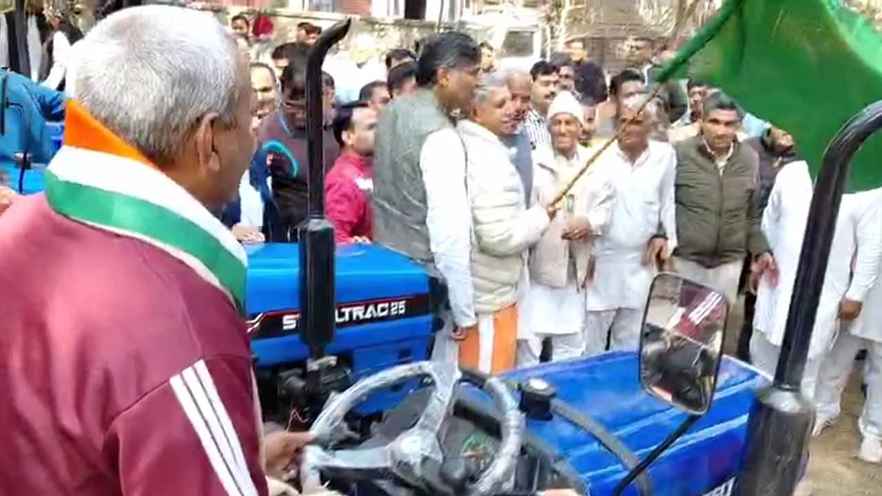 सांसद धर्मबीर ने भिवानी के पंचायत भवन में 72 लाख के 24 ट्रैक्टर ग्राम पंचायतों को किए वितरित