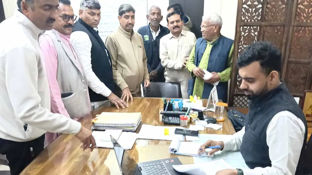 रेल अंडरपास महापंचायत ने समस्याओं के समाधान की मांगएसई व एक्सईन को सौंपा ज्ञापन