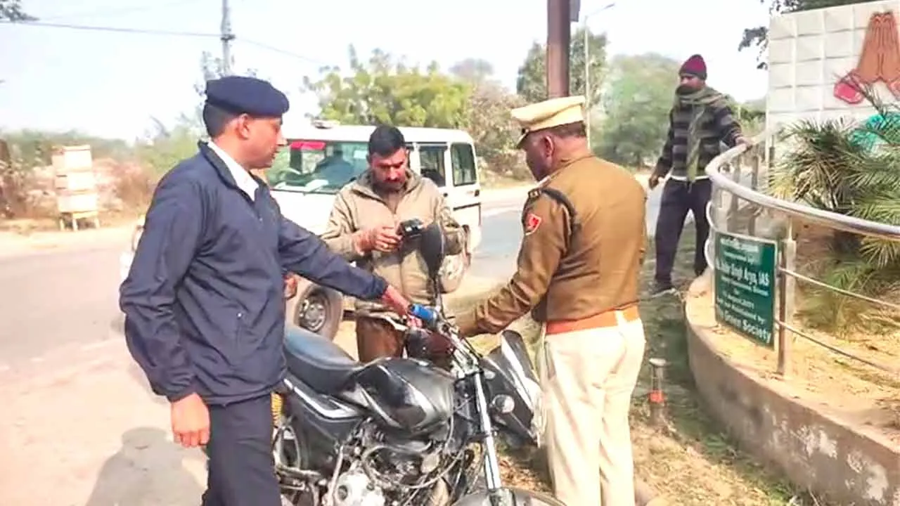 Traffic Challan: ट्रैफिक नियम तोड़ने वालों के किए चालान