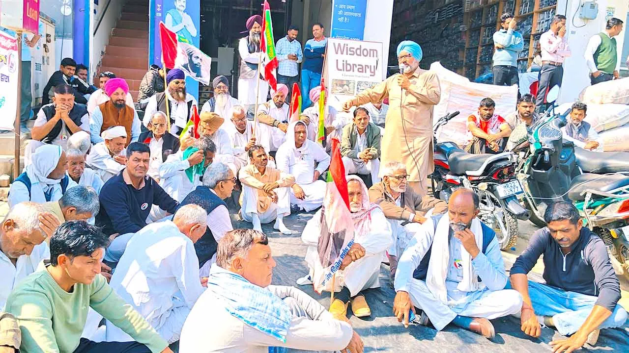 Mobile Claim: चोरी हुए मोबाइल का क्लेम न मिलने पर बजाज फाइनेंस कार्यालय के बाहर धरना