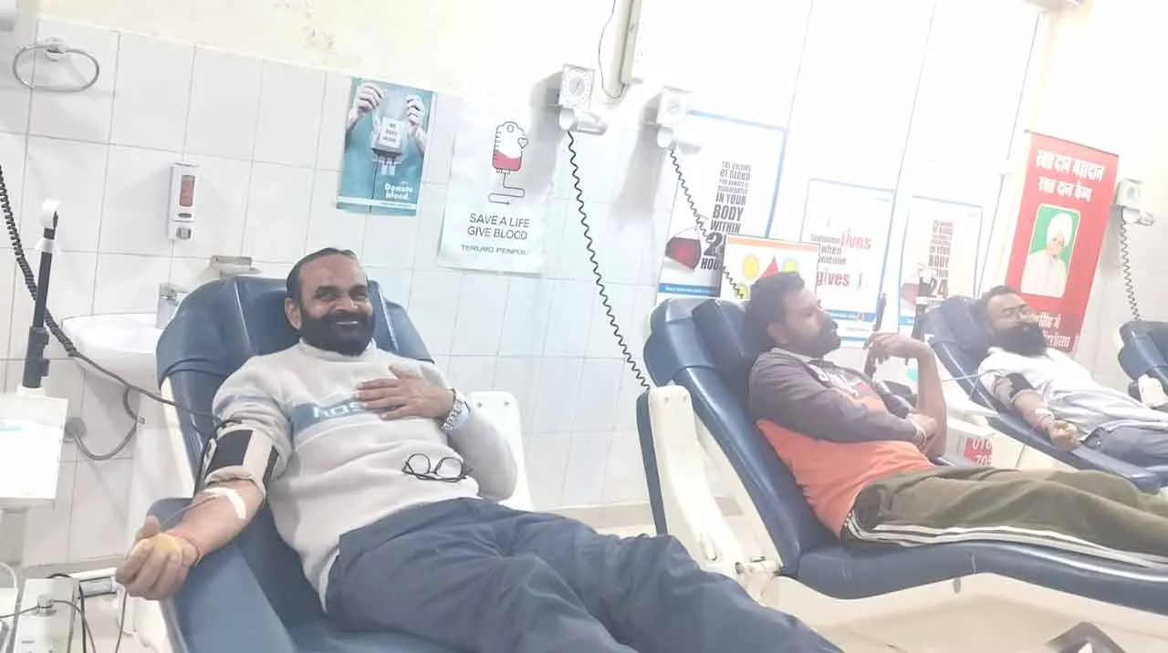 सेवादार एडवोकेट अरविंद सिंह इन्सां द्वारा रक्तदान मानवता की मिसाल