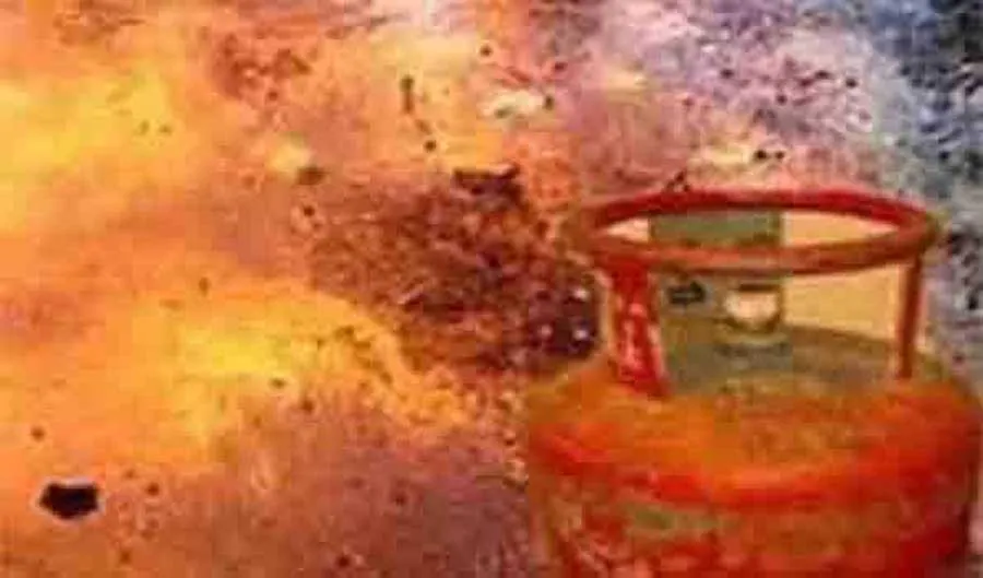 दिल्ली के नबी करीम में LPG सिलेंडर में लगी आग, चार लोग झुलसे