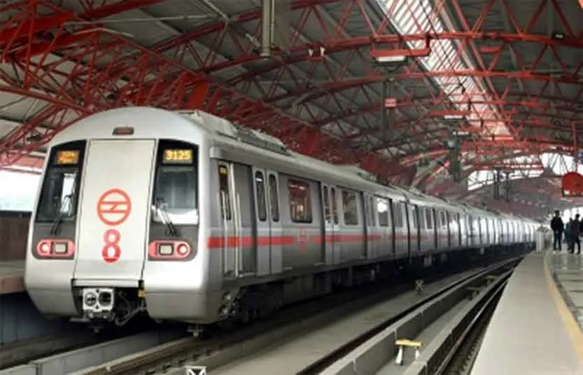 Delhi Metro Accident: दिल्ली में नाबालिग ने लगाई मेट्रो के आगे छलांग, मौत