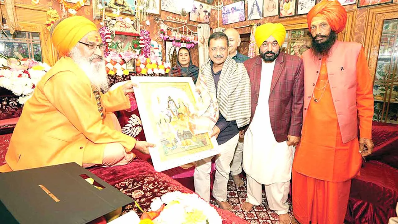 Mahashivratri: अरविंद केजरीवाल व सीएम मान ने श्री रणकेश्वर महादेव मंदिर में पूजा-अर्चना की