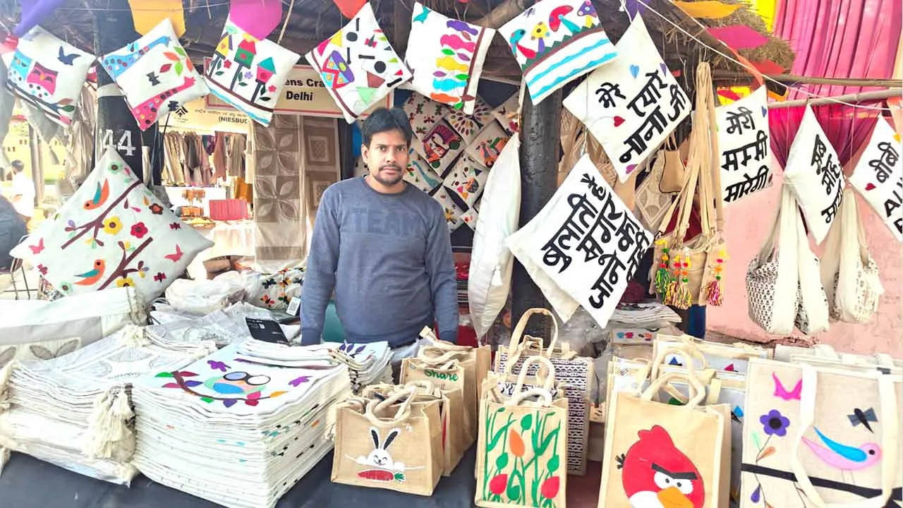 Surajkund Mela: अंतरराष्ट्रीय आत्मनिर्भर क्राफ्ट फेस्टिवल, जूट से बने उत्पाद पर्यटकों के बीच हो रहे लोकप्रिय