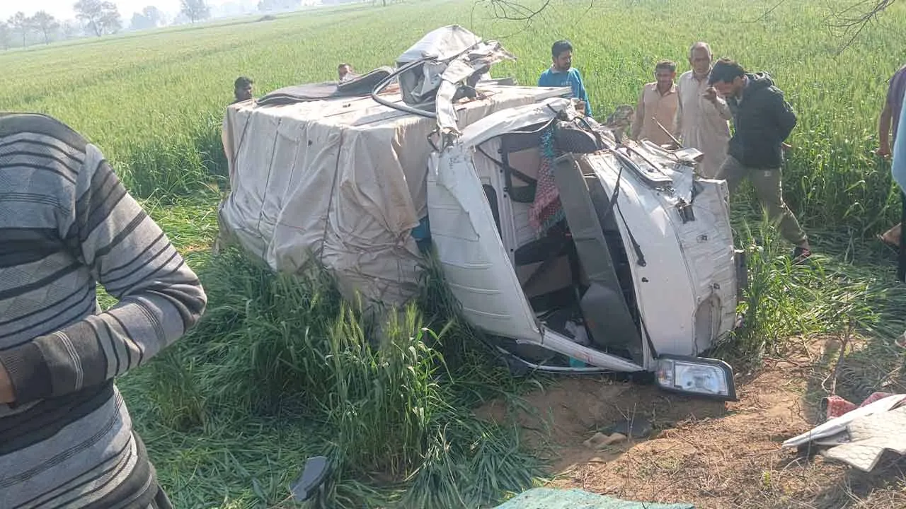 Road Accident News: फतेहाबाद में फुटबॉल खिलाड़ियों से भरी गाड़ी पलटी