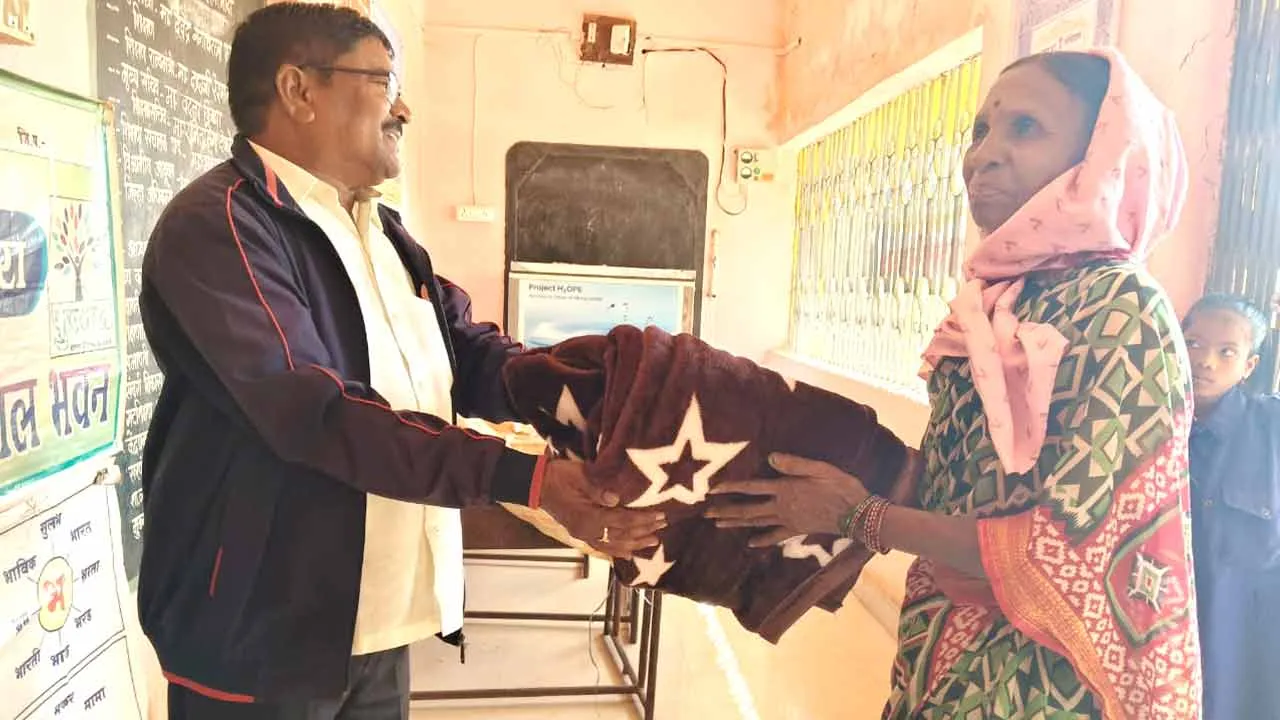 Welfare Work: महाराष्ट्र के डेरा श्रद्धालु ने जरूरतमंद परिवार को गर्म वस्त्र वितरित किए