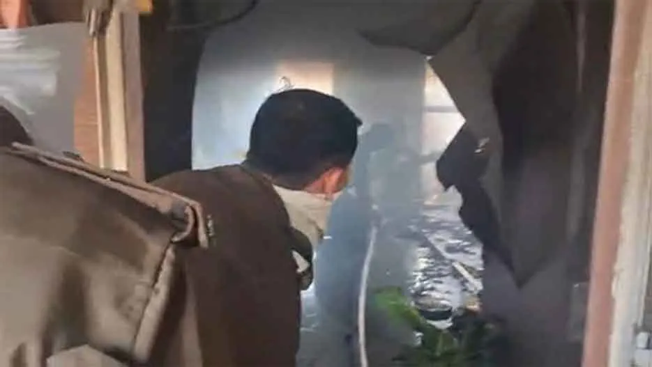 Ghaziabad Fire: गाजियाबाद में अपार्टमेंट के फ्लैट में भीषण आग, मची अफरा तफरी
