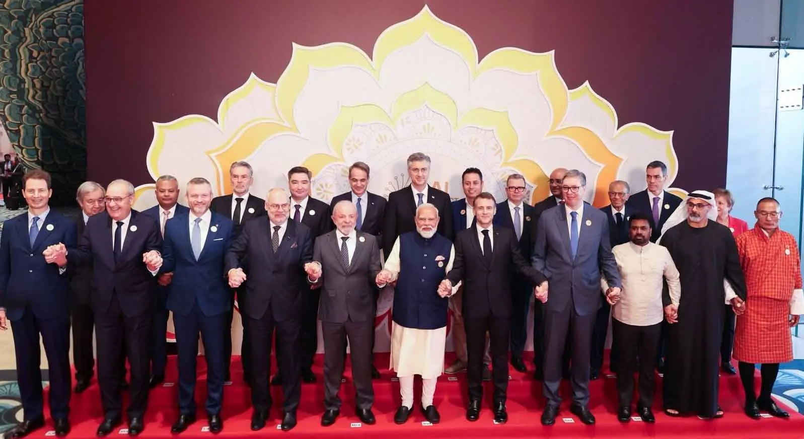 India AI: नरेंद्र मोदी के साथ दिखे वर्ल्ड के नेता, देखिये एआई समिट की ये ‘फैमिली फोटो’ क्या कहती है?
