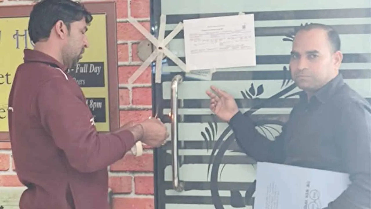 Property Seal: बकाया संपत्ति कर पर जोन-3 में दो व्यावसायिक संपत्तियां सील