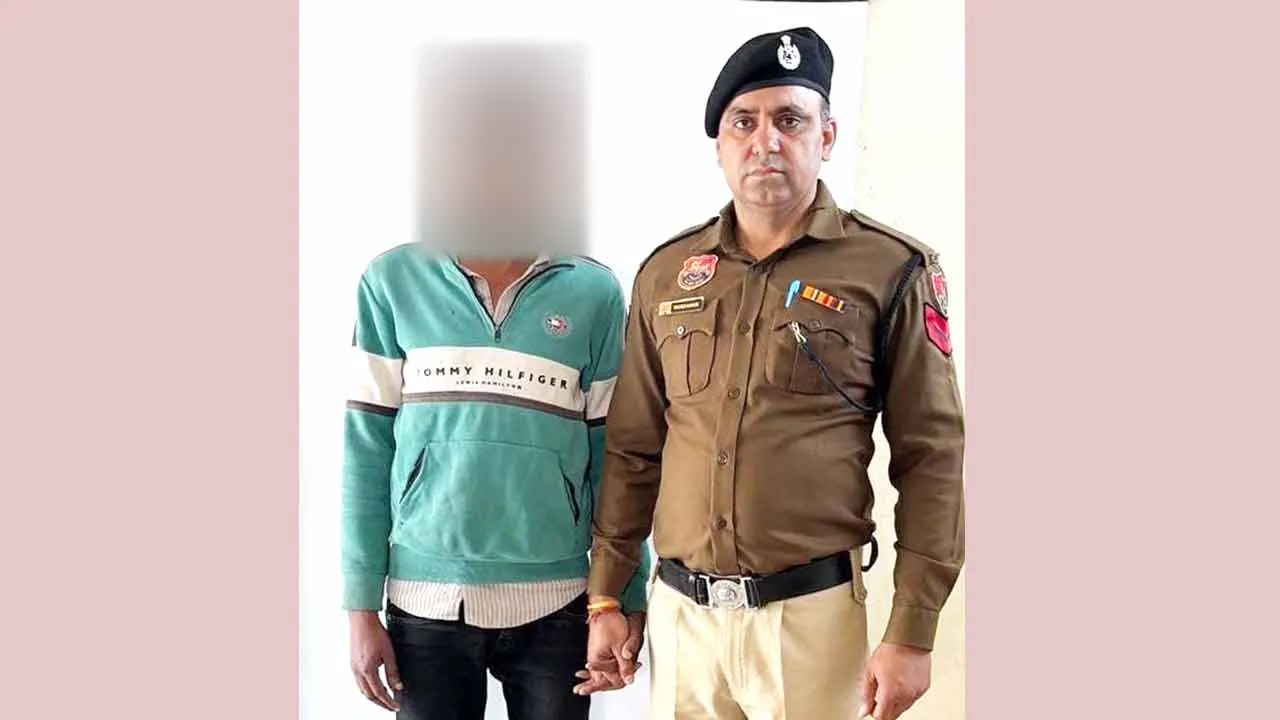 नशे की पूर्ति के लिए दुकान का ताला तोड़ चुराए मोबाइल व अन्य सामान, पुलिस ने किया गिरफ्तार