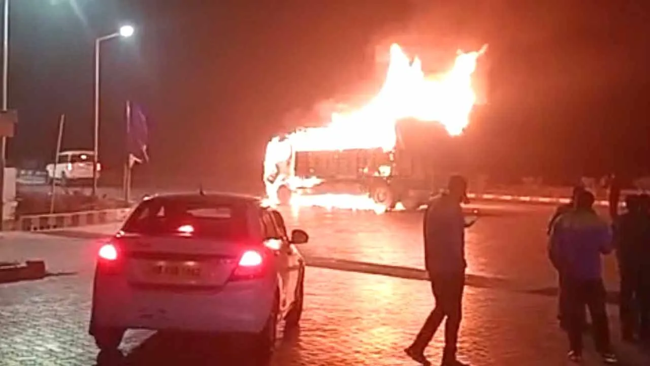 Fire: हांसी दिल्ली हाईवे पर वाहन में लगी आग, लाखों का हुआ नुकसान