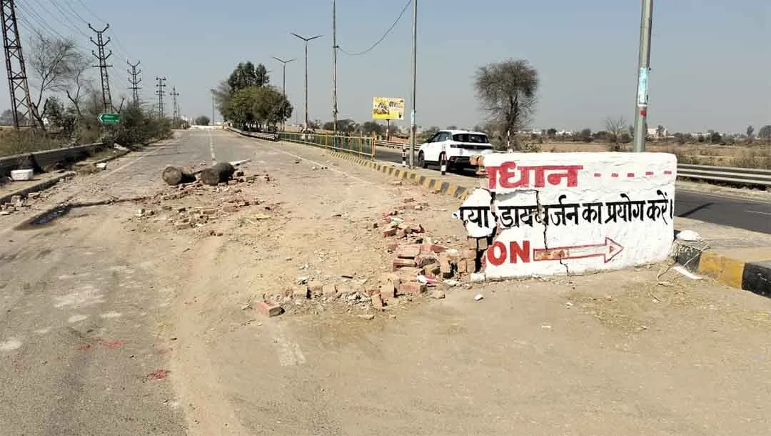 घग्घर पुल पर अस्थाई डिवाइडर से टकराई कार, एयरबैग खुलने से बड़ा हादसा टला