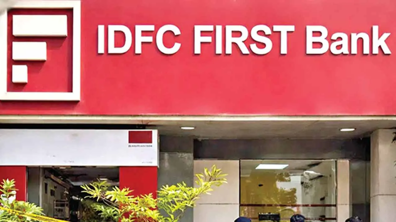 IDFC First Bank: आईडीएफसी फर्स्ट बैंक में 590 करोड़ रुपए का घोटाला, चार कर्मचारी सस्पैंड