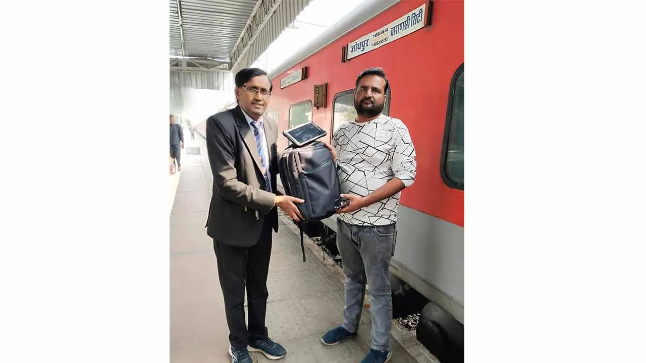 टीटीई की सतर्कता से यात्री को भुला लैपटॉप बैग सुरक्षित मिला