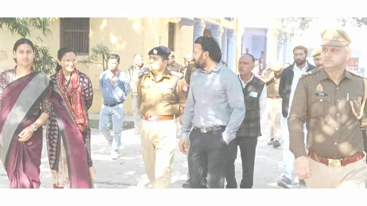 पब्लिक इण्टर कॉलिज में पहुंचे डीएम-एसपी, परखी व्यवस्था