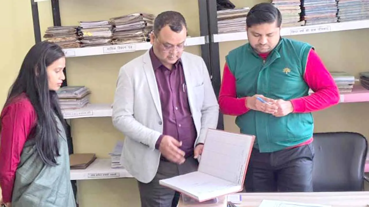 कैराना तहसील के वार्षिक निरीक्षण पर पहुंचे एडीएम, परखी व्यवस्था
