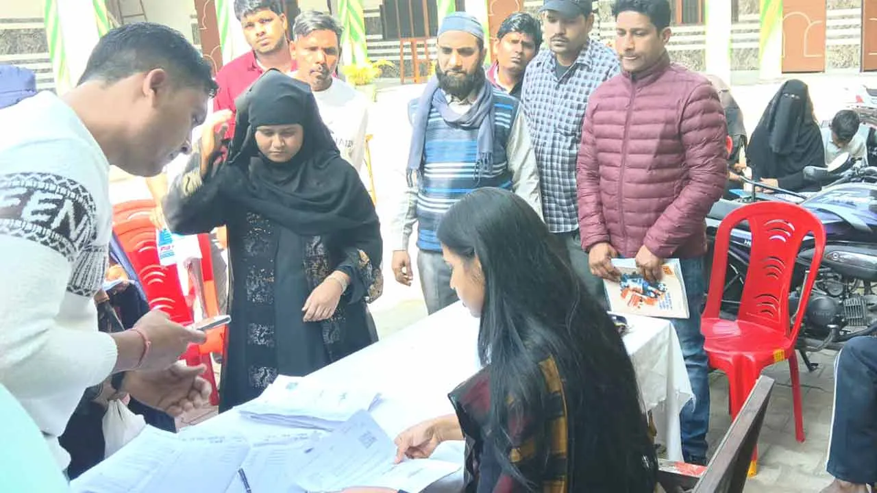 नोटिस निस्तारण के लिए मदरसे में कैंप आयोजित, एसडीएम ने की सुनवाई