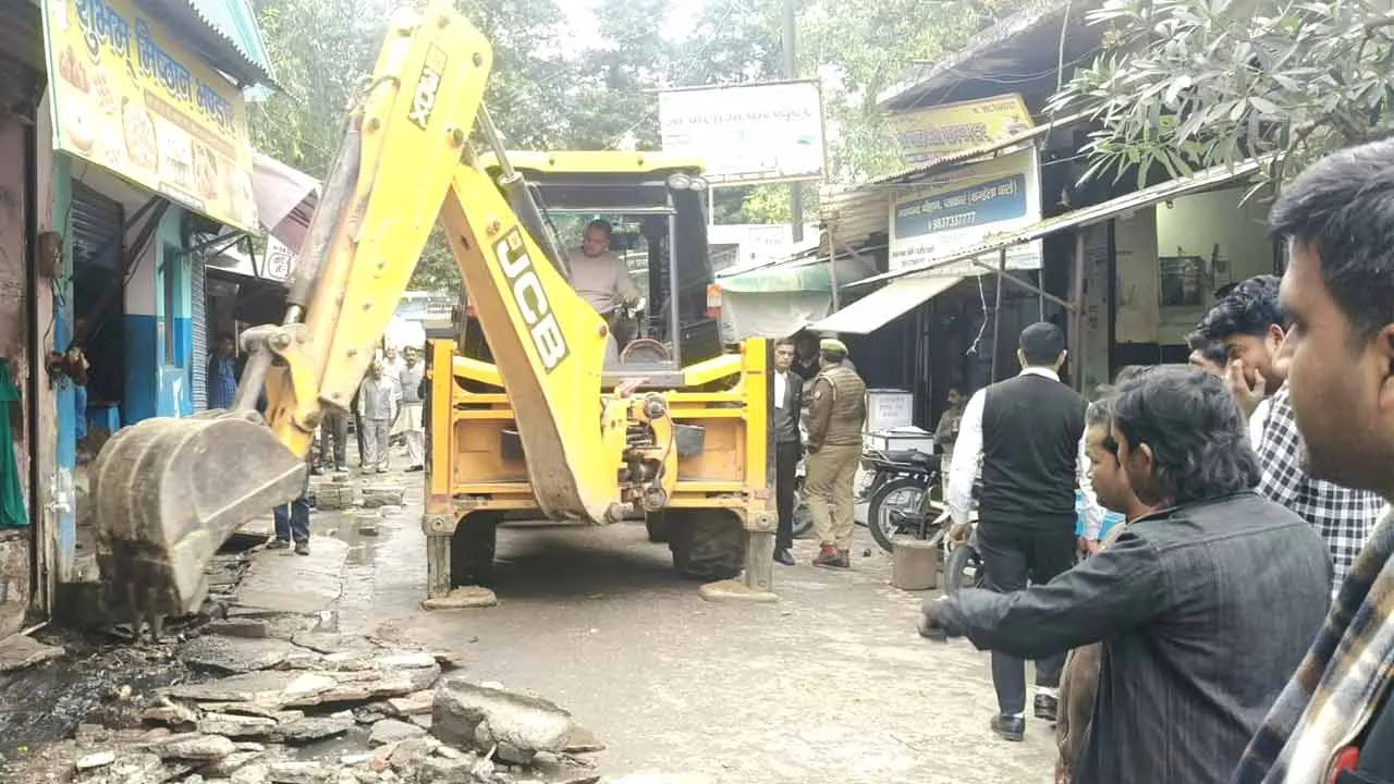 कचहरी में नाले के ऊपर हुए अतिक्रमण को जेसीबी से किया ध्वस्त