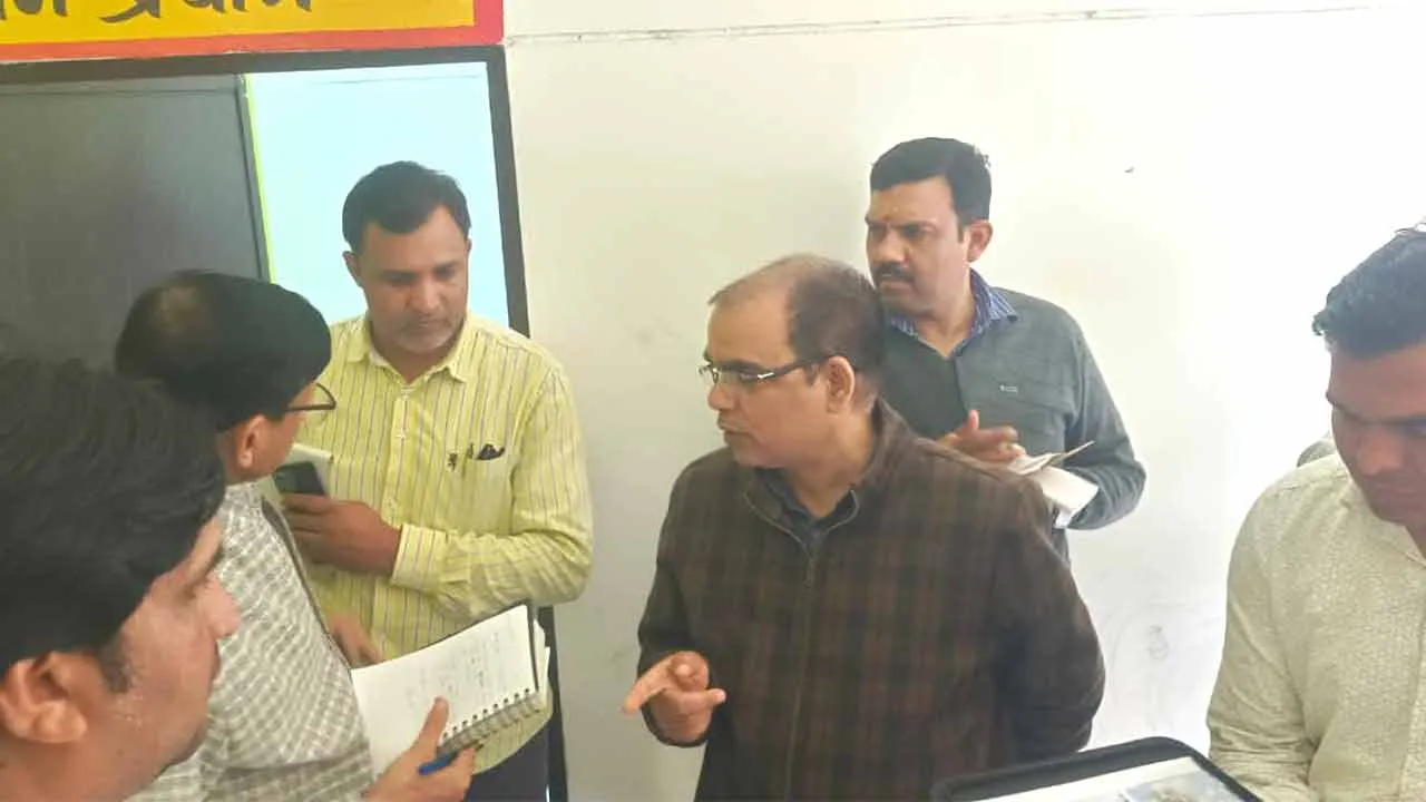 अपर आयुक्त ने कैराना पहुंचकर तहसील, ब्लॉक व नगरपालिका का किया निरीक्षण