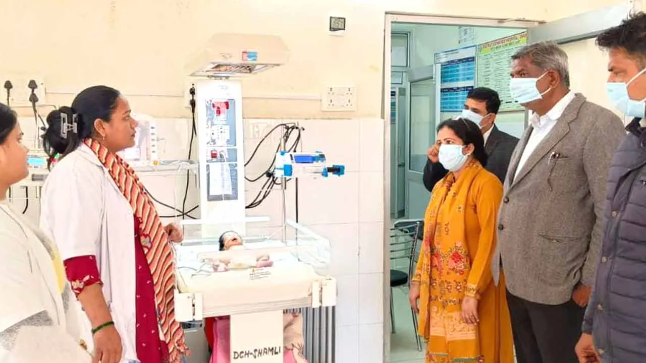 शर्मनाक: मलकपुर गांव में कूड़े के ढेर में मिली नवजात बालिका