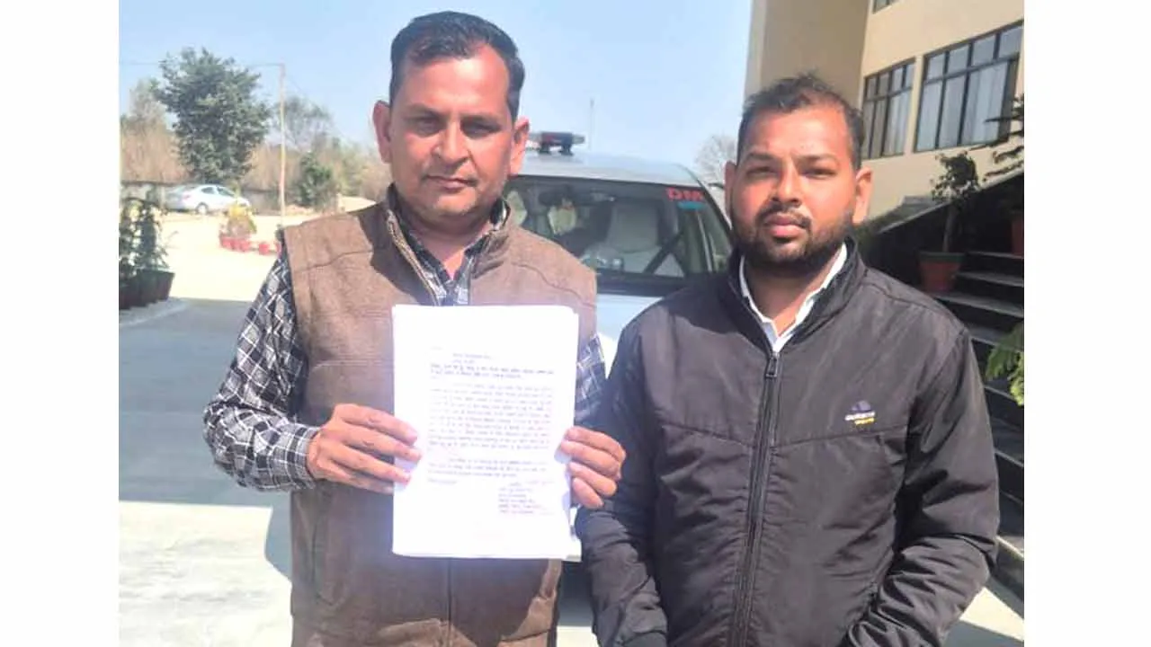 ईंट पथाई की आड़ में भराव के लिए किया जा रहा मिट्टी खनन
