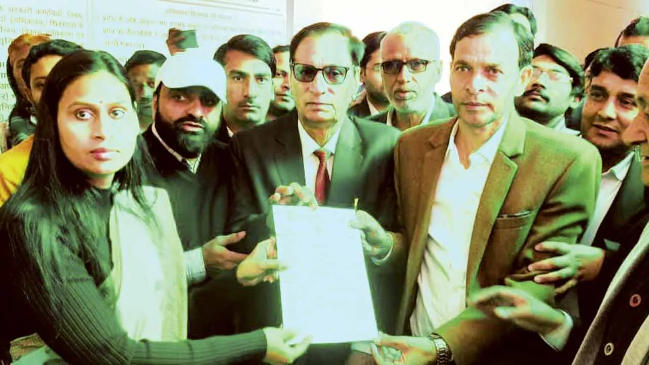 एडवोकेट फारुख अहमद की हत्या पर कैराना के अधिवक्ताओं में उबाल, सौंपा ज्ञापन
