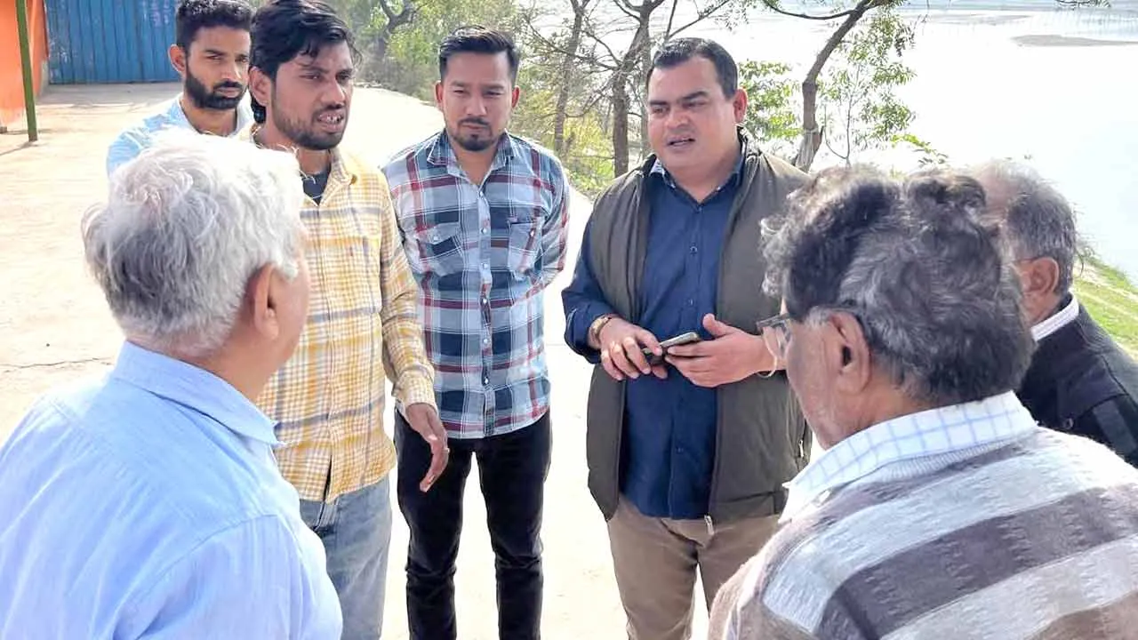 सर्वेक्षण कार्य हेतु यमुना नदी पर पहुंची तीन सदस्यीय टीम