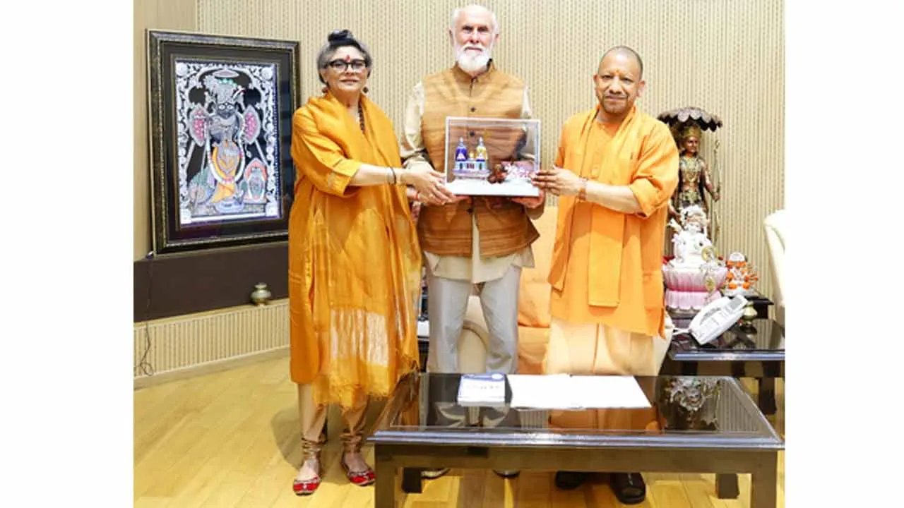 प्रख्यात अमेरिकी वैदिक विद्वान डॉ. डेविड फ्रॉले ने लखनऊ में की सीएम योगी आदित्यनाथ से मुलाकात