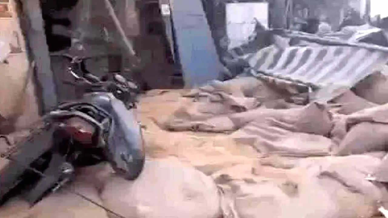 भारत नगर चौक पर खौफनाक हादसा, पुल से गिरीं पचास किलो की बोरियां, दो कारें व एक बाईक क्षतिग्रस्त