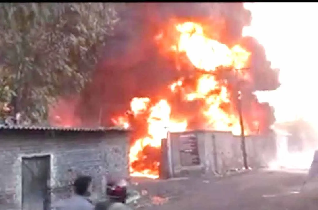 Fire: स्क्रैप टायर गोदाम में लगी भीषण आग, काले धुएं से इलाके में दहशत