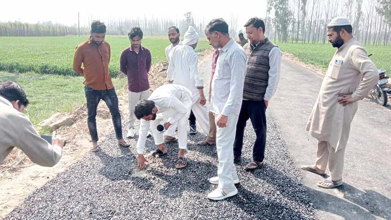 पंचमुखी महादेव मंदिर लिंक मार्ग में घटिया निर्माण का आरोप, ग्रामीणों ने रुकवाया काम; एसडीएम से शिकायत