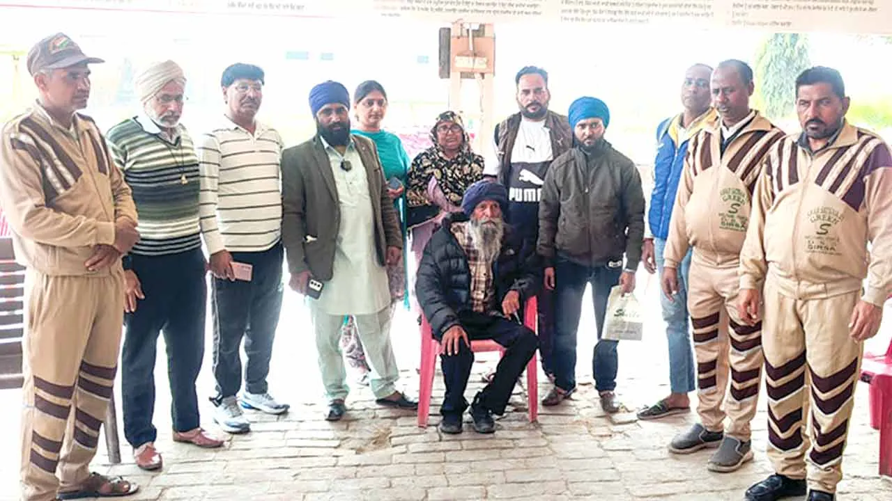 डेरा श्रद्धालुओं ने मानसिक रूप से परेशान बुजुर्ग को परिवार से मिलाया 