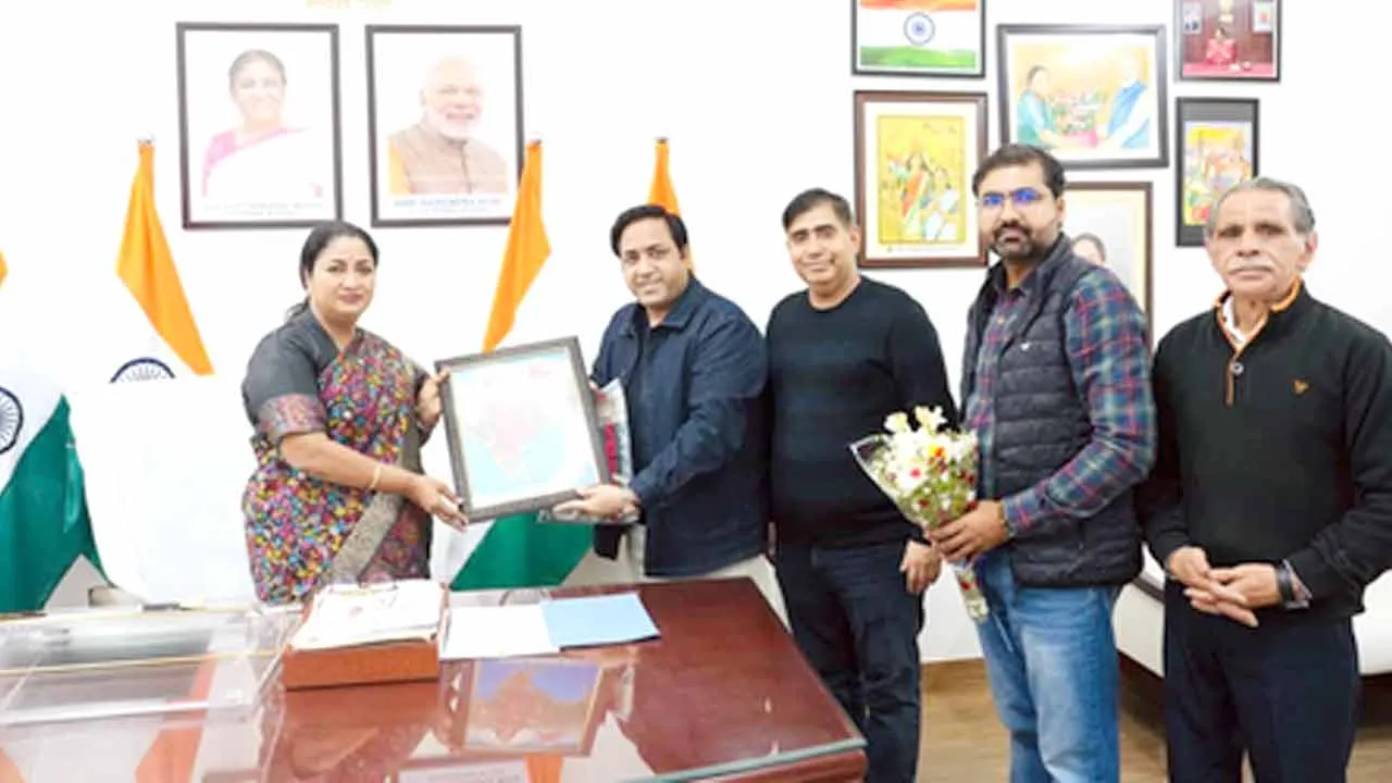 CM Rekha Gupta: मुख्यमंत्री रेखा गुप्ता को जनता के प्रति उनके उल्लेखनीय कार्यों के लिए 50वें मातृश्री अवॉर्ड से किया सम्मानित