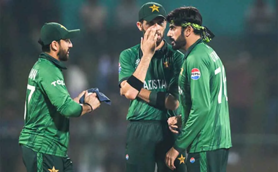 Pakistan Cricket: इंग्लैंड के हाथों हारकर लगभग बाहर हुआ पाकिस्तान! अब है करो या मरो की स्थिति