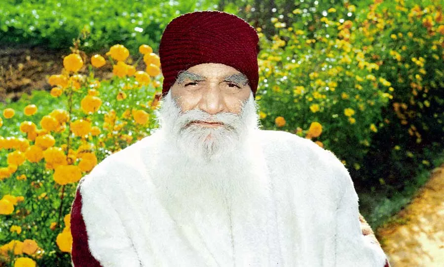 दर्द से कराह रहे कुत्ते के बच्चे को परम पिता जी ने एक बोरी में लपेटकर कमरे में बैठा दिया