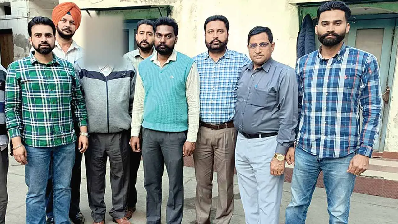 Sub-Inspector Arrested: सब-इंस्पेक्टर को 50,000 रुपये रिश्वत लेते रंगे हाथों गिरफ्तार
