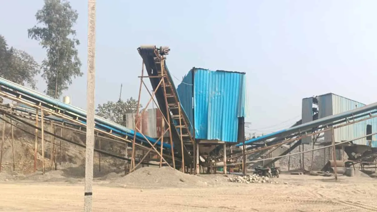 खनन क्षेत्र में आबादी के बीच गूंज रहा पत्थरों का शोर खनन जॉन में नियमों को कुचल कर बांटी गई सीटीओ