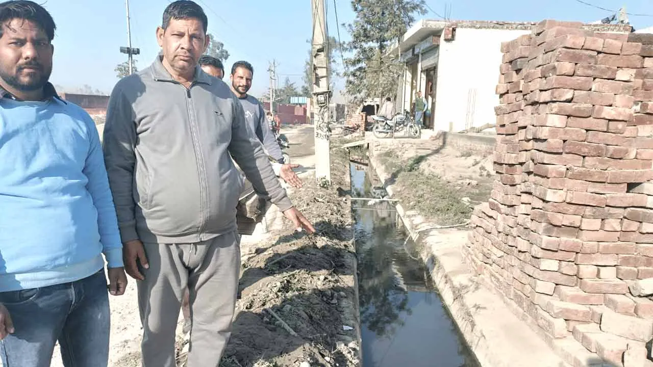 लक्कड़मय प्रतापपुर में दो साल पहले बने सीवरेज का नहीं हुआ कनेक्शन काम भी अधूरा पंचायती राज विभाग ने ठेकेदार की जारी की पेमेंट