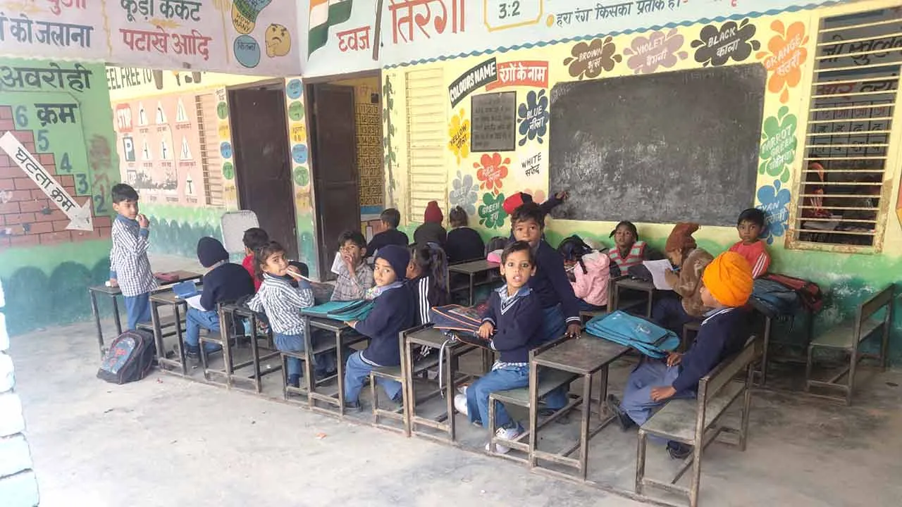 Government School: अध्यापकों की कमी से बच्चों की पढ़ाई प्रभावित