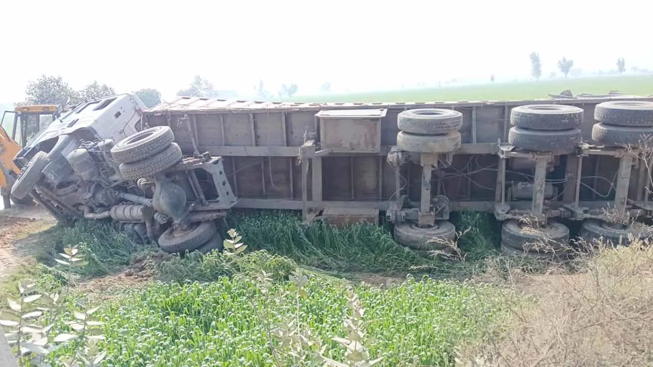Road Accident: रेत से भरा ट्रक व तुड़ी से भरी ट्रैक्टर-ट्राली पलटे