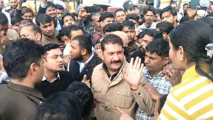 रोडवेज बसें नहीं रुकने से नाराज छात्रों ने हाईवे किया जाम