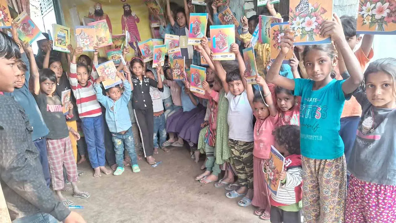 समस्तीपुर में सेवा की मिसाल – साध संगत द्वारा 50 बच्चों को कॉपी-पेन वितरण
