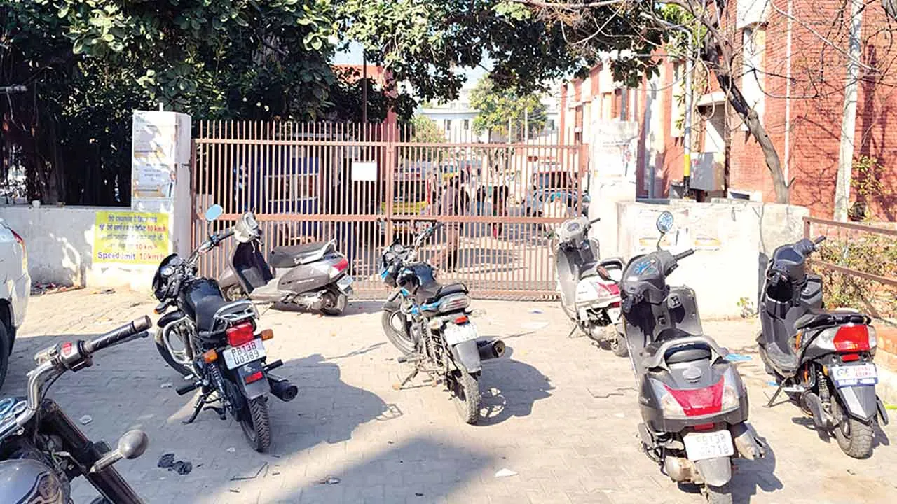 संगरूर के सरकारी अस्पताल का गेट बंद, मरीज परेशान