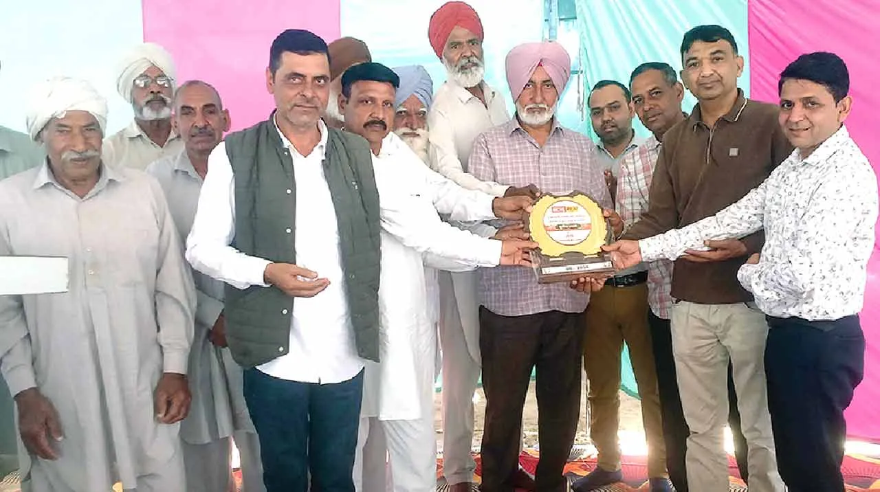सच कहूँ प्रचार-प्रसार में सिरसा जिला का ये ब्लॉक रहा प्रथम एवं प्रदेश में तृतीय स्थान पर, मिली शानदार ट्रॉफी