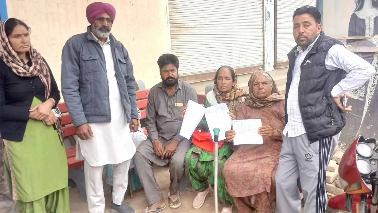 उपभोक्ता बैंक में आया ही नहीं, फिर भी कैशियर ने खाते से निकाले 7.35 लाख, मामला उठा तो आनन-फानन में डाले वापस