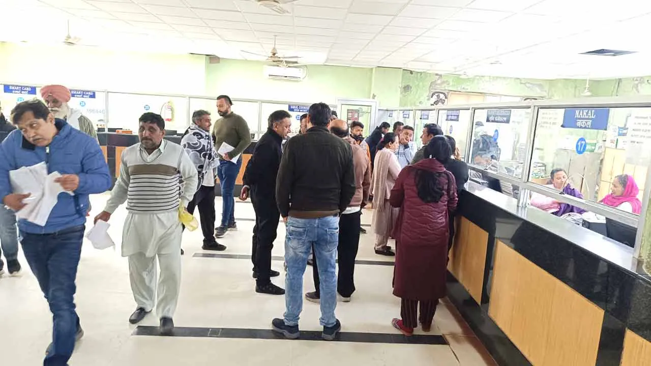 Strike: बर्खास्त पटवारियों की बहाली की मांग पर अड़े पटवारी-कानूनगो, हड़ताल जारी