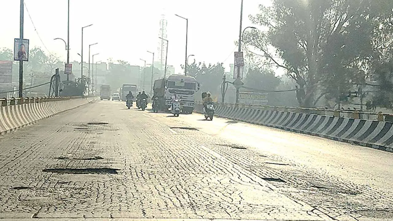 लापरवाही: सुनाम में मुख्य ओवरब्रिज पर बने गहरे गड्ढे दे रहे हादसों को निमंत्रण 