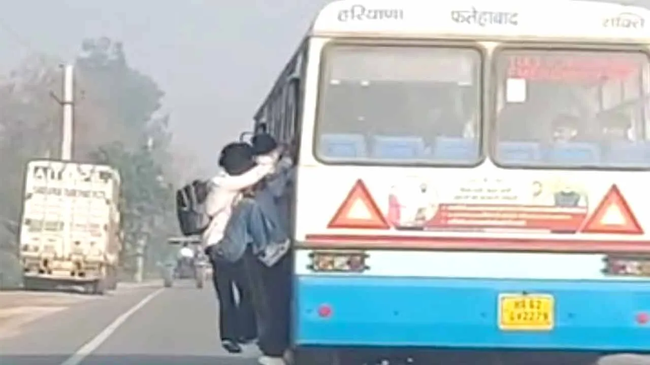 Roadways Bus News: टोहाना में रोडवेज बसों की बदहाल व्यवस्था, छात्रों की जान पर मंडरा रहा खतरा