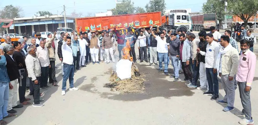 Transporter’s Movement: फिटनेस प्रक्रिया बंद होने से भड़का आक्रोश, परिवहन मंत्री का पुतला दहन